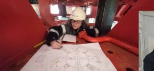 Ingeniera realizando mediciones en el proyecto de soldadura
